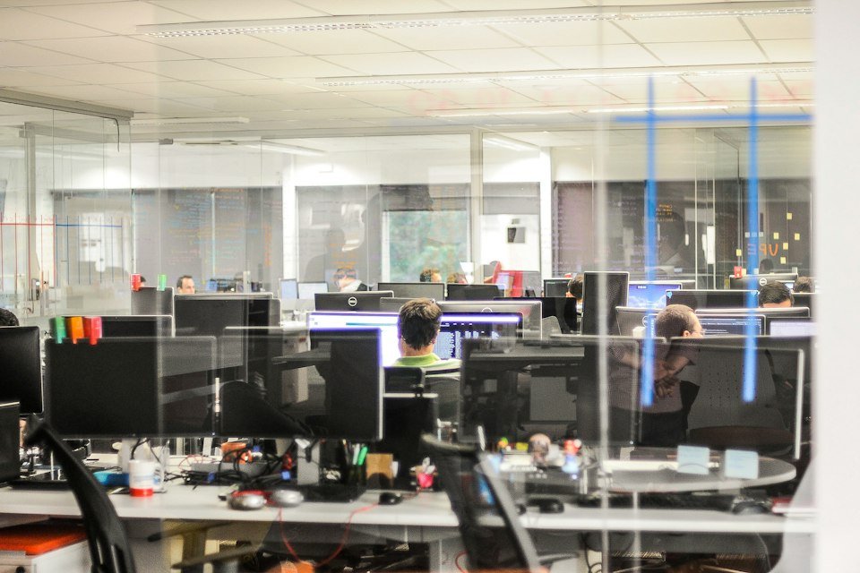 Equipo técnico trabajando con múltiples pantallas en una oficina