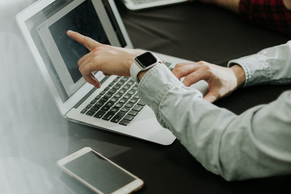 Emprendedora revisando información en un portátil para gestionar su operación