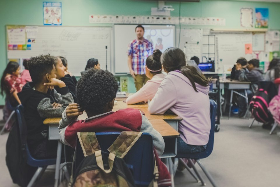 Estudiantes y docente en un aula durante una actividad de aprendizaje